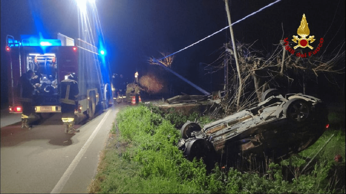 Incidente a Minturno, auto si ribalta e finisce nel fosso