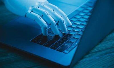 Mano robotica che scrive con la tastiera del pc