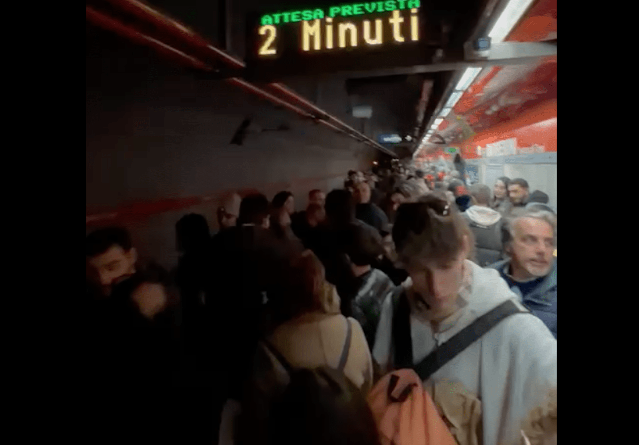 Cronaca di Roma - Viaggiatori ammassati alla fermata Metro Barberini