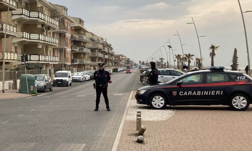 OSTIA - I Carabinieri durante i controlli