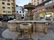 La fontana di Piazza Cairoli appena restaurata