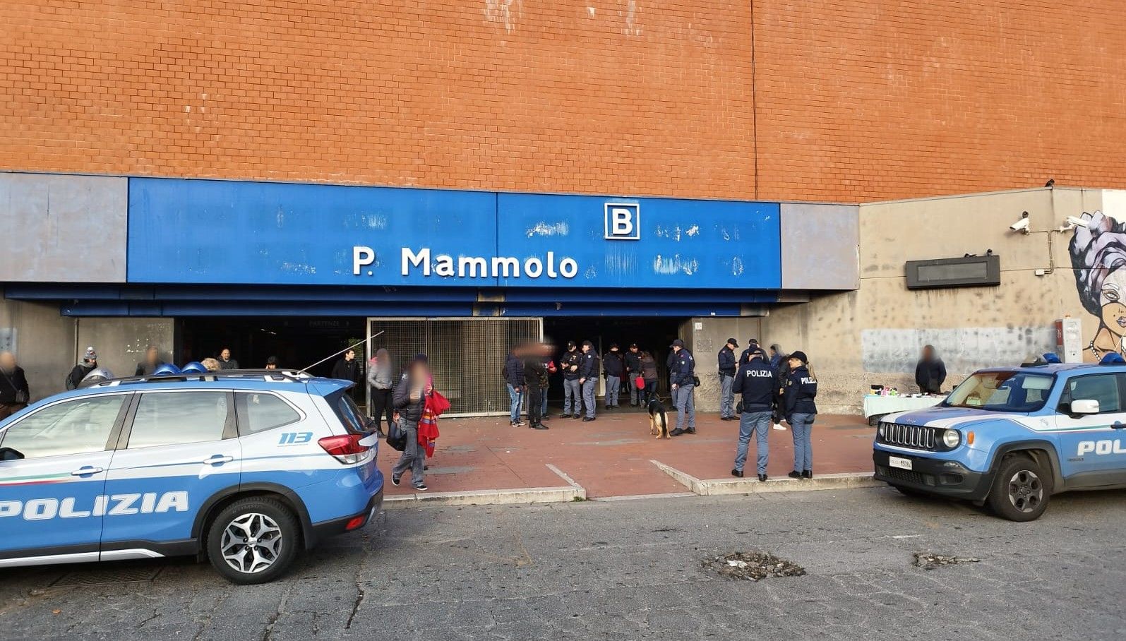 Controlli della Polizia alla fermata metro Ponte Mammolo