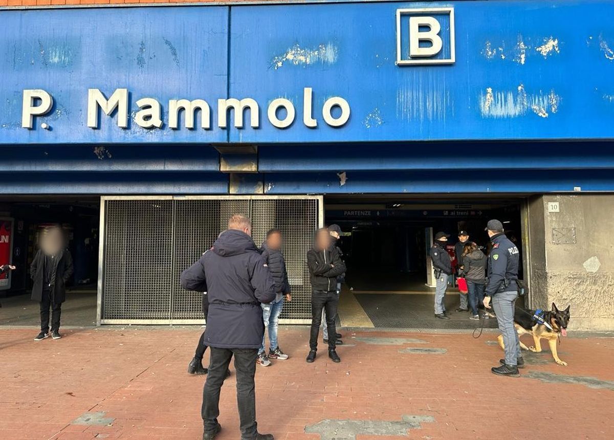 Controlli della Polizia alla fermata metro Ponte Mammolo