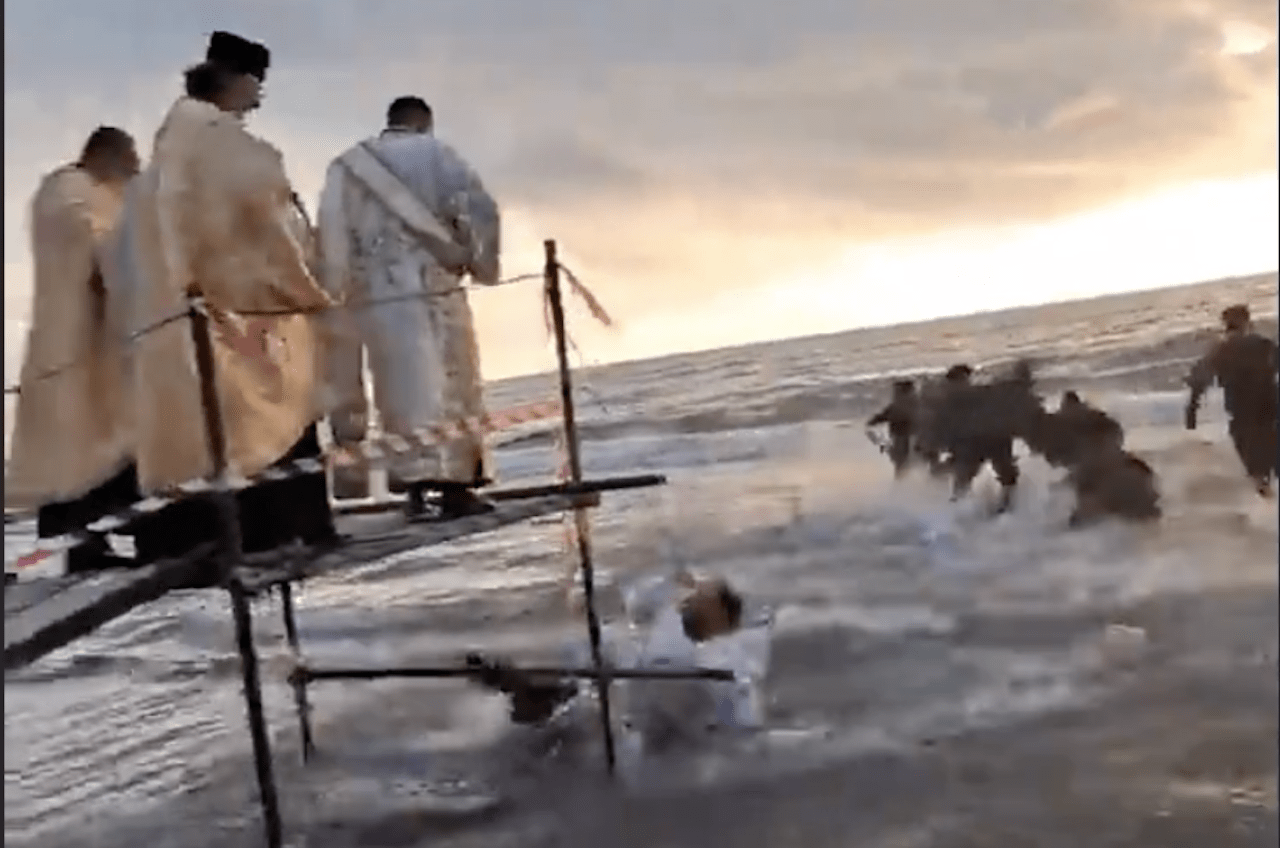 Pope cade in acqua a Torvaianica