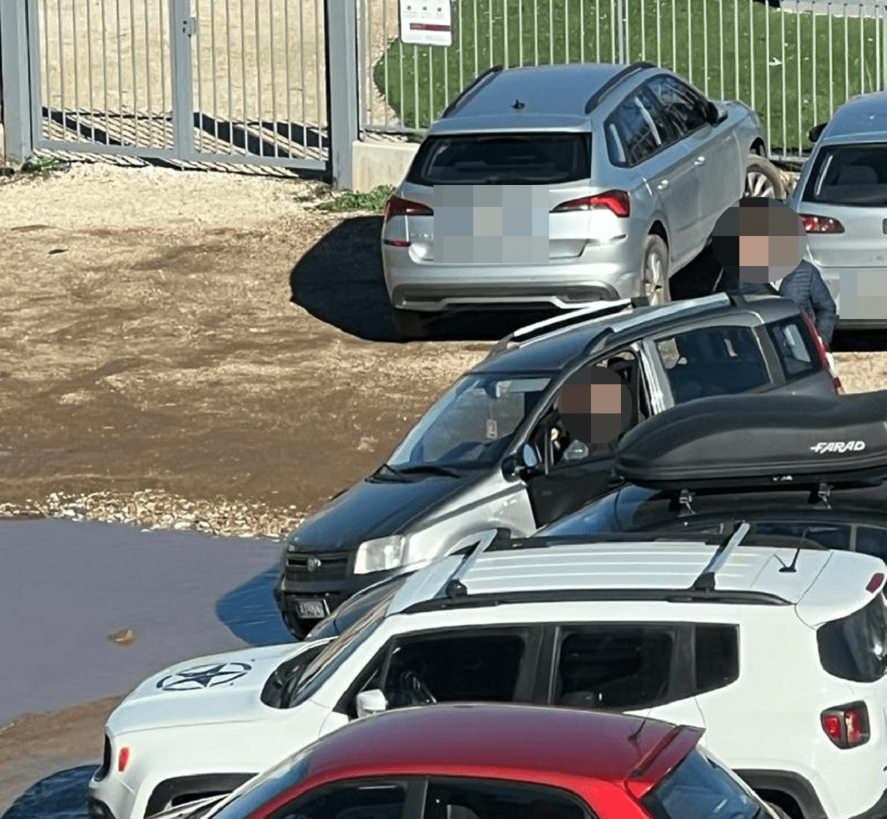 Auto che rischia di sprofondare a causa di una maxi voragine vicino alla stazione Tiburtina