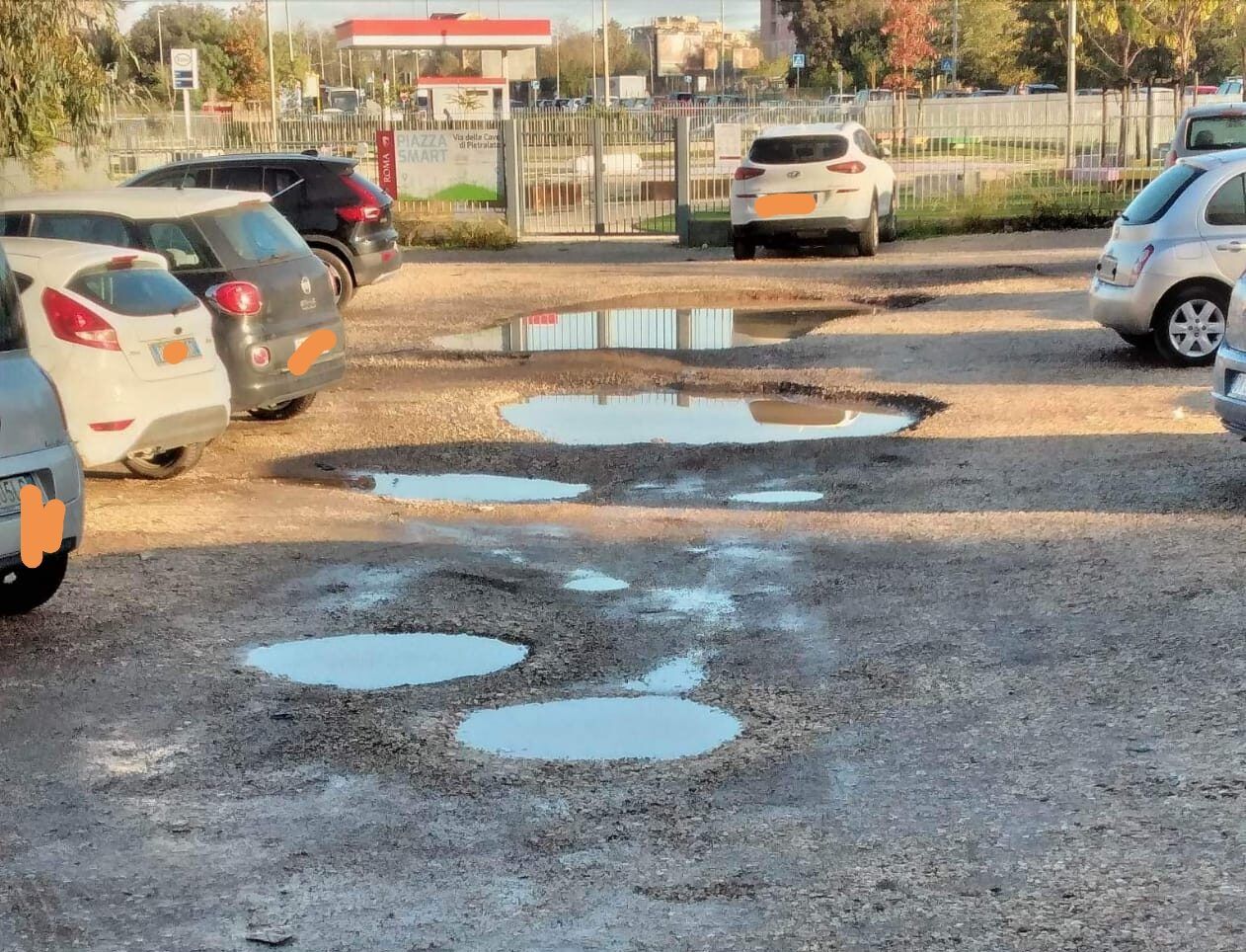 Voragine sulla strada in zona Tiburtina 