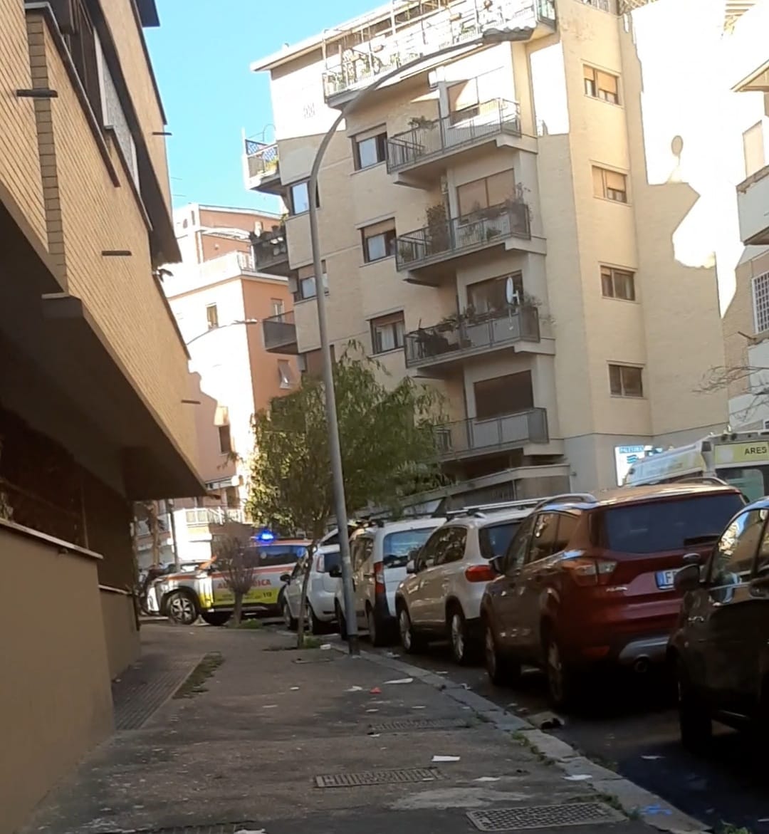 Ambulanza sul luogo del suicidio in via Poggio Ameno 53