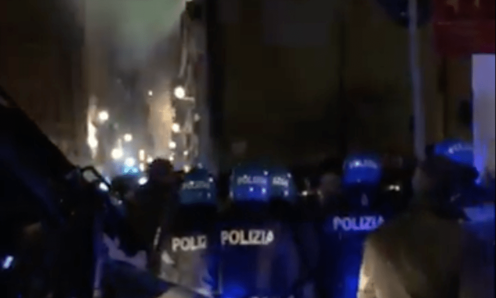 Roma, bomba molotov davanti al Commissariato: sospetto azione anarchici