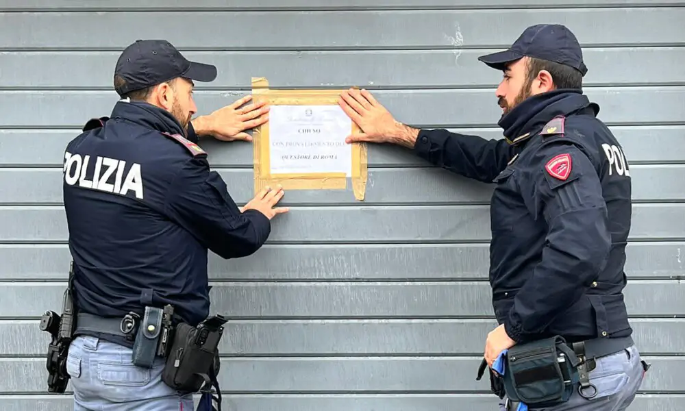 Polizia mette i sigilli al negozio a Roma sulla Tiburtina