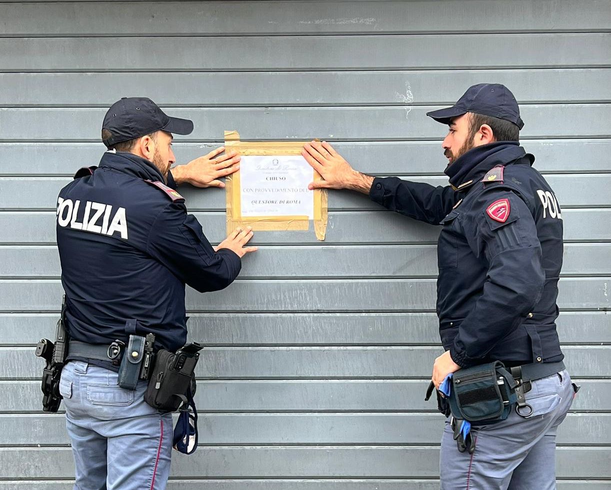 Polizia mette i sigilli al negozio a Roma sulla Tiburtina