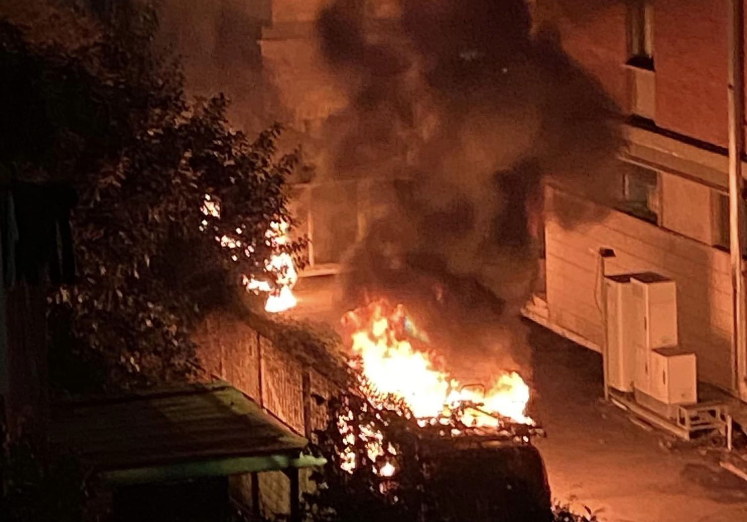 ‘No 41 bis’, e scoppia l’incendio: a fuoco a Roma nella notte 5 auto (FOTO E VIDEO)