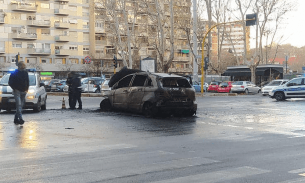 auto in fiamme viale marconi