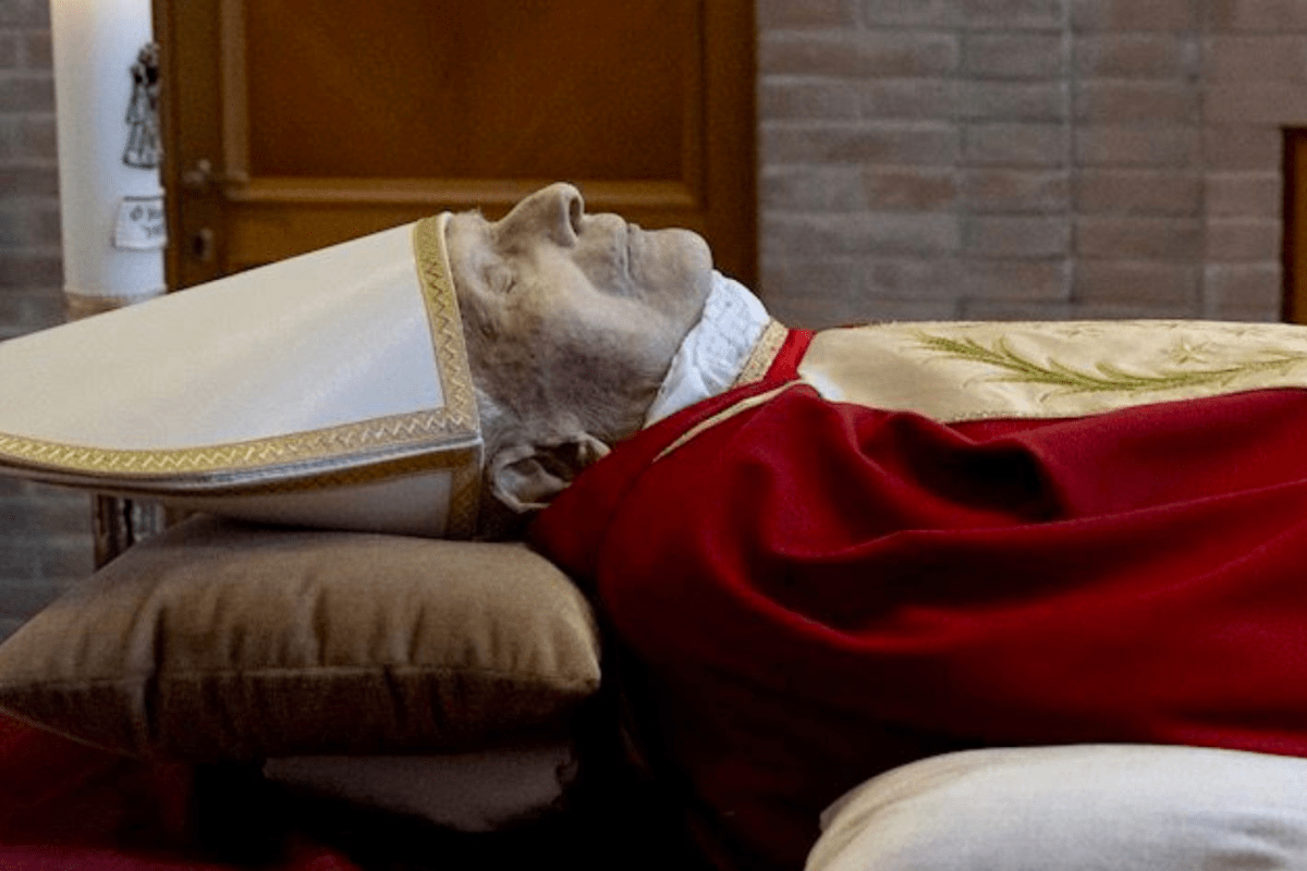 Aperte le Grotte Vaticane per rendere omaggio a Papa Ratzinger