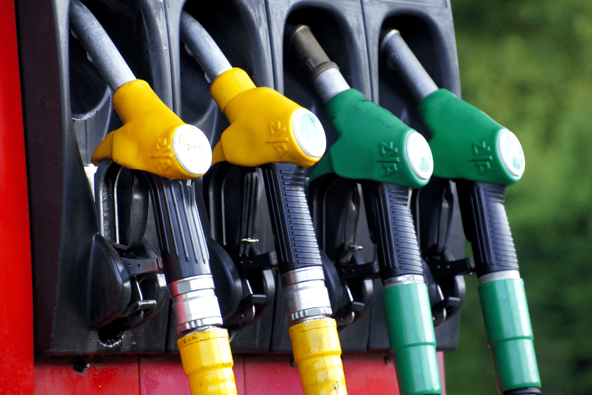 Benzinaio mette acqua nel carburante a Ostia: risarciti due automobilisti