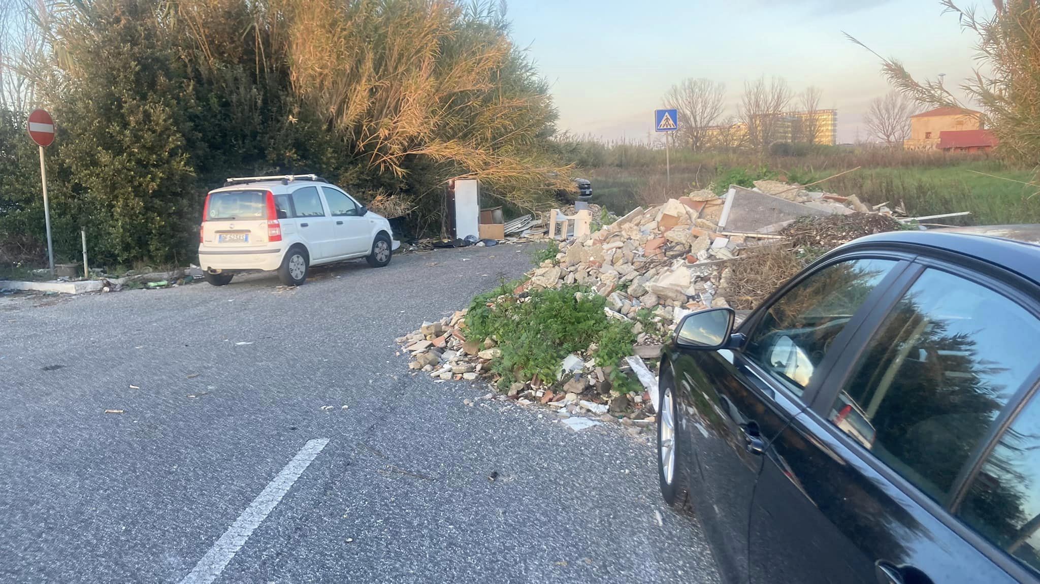 Rifiuti nel parcheggio di fronte alla caserma della polizia