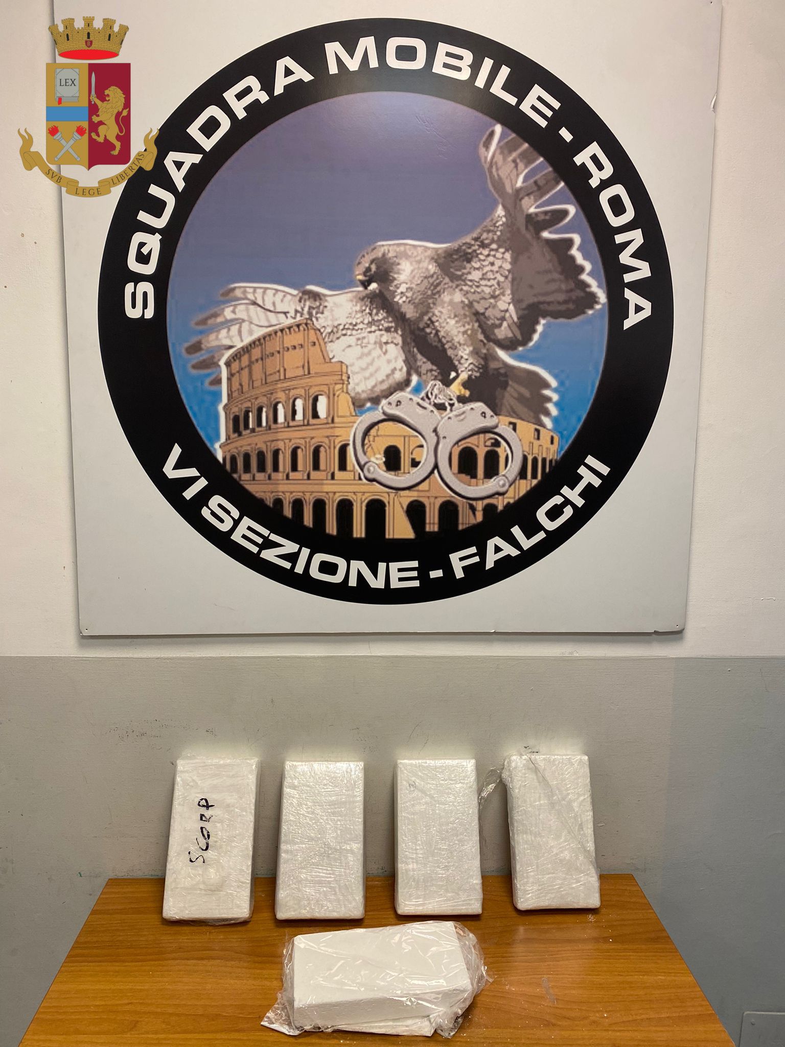 Falchi arrestano corrieri della droga sulla Roma Teramo. la sostanza sequestrata