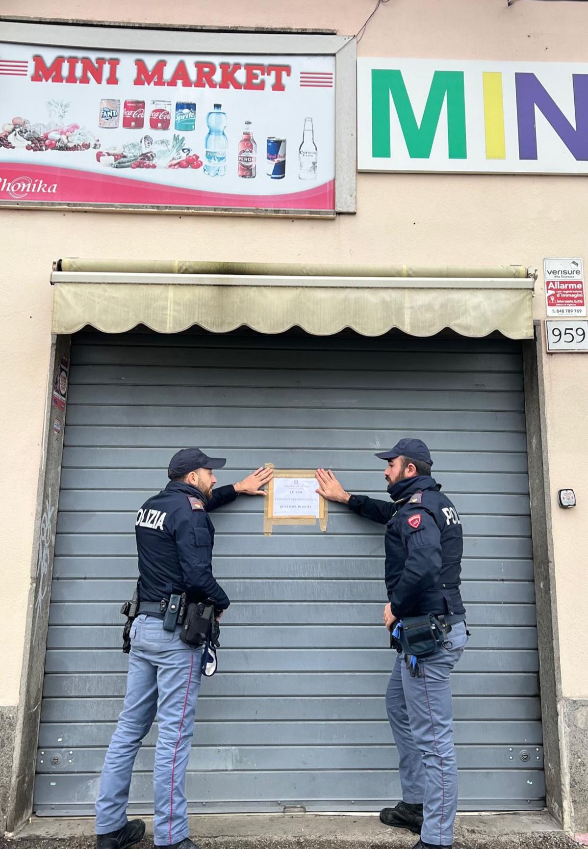 Negozio chiuso a Roma dalla Polizia sulla Tiburtina