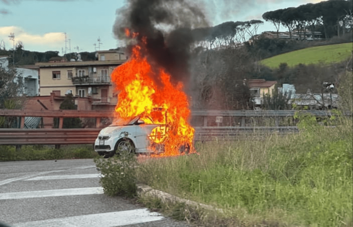 Incendio auto a Flaminio