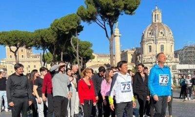 Sanremo 2023 e lo scatto di Gianni Morandi che lo immortala insieme ad Amadeus in una simbolica corsa.