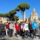 Sanremo 2023 e lo scatto di Gianni Morandi che lo immortala insieme ad Amadeus in una simbolica corsa.