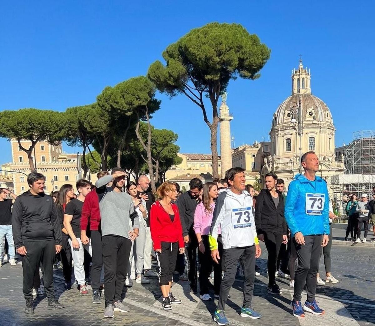 Sanremo 2023 e lo scatto di Gianni Morandi che lo immortala insieme ad Amadeus in una simbolica corsa.