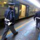 Prima uccide la moglie, poi scappa con la figlia di 8 anni. È successo in Francia ma l'uomo è stato poi fermato a Civitavecchia. Intervento polfer e polizia
