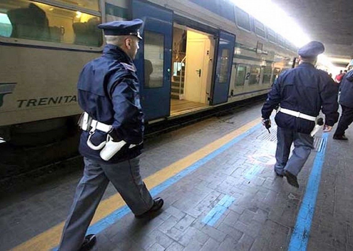 Follia nella tarda mattinata di ieri su un treno della Roma-Napoli. Un uomo ha minacciato i passeggeri con delle forbici, fermato. Intervento della polfer