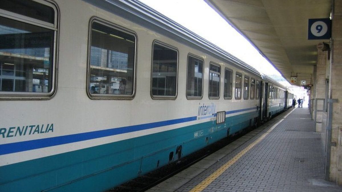 Roma, una treno investe una persona sui binari