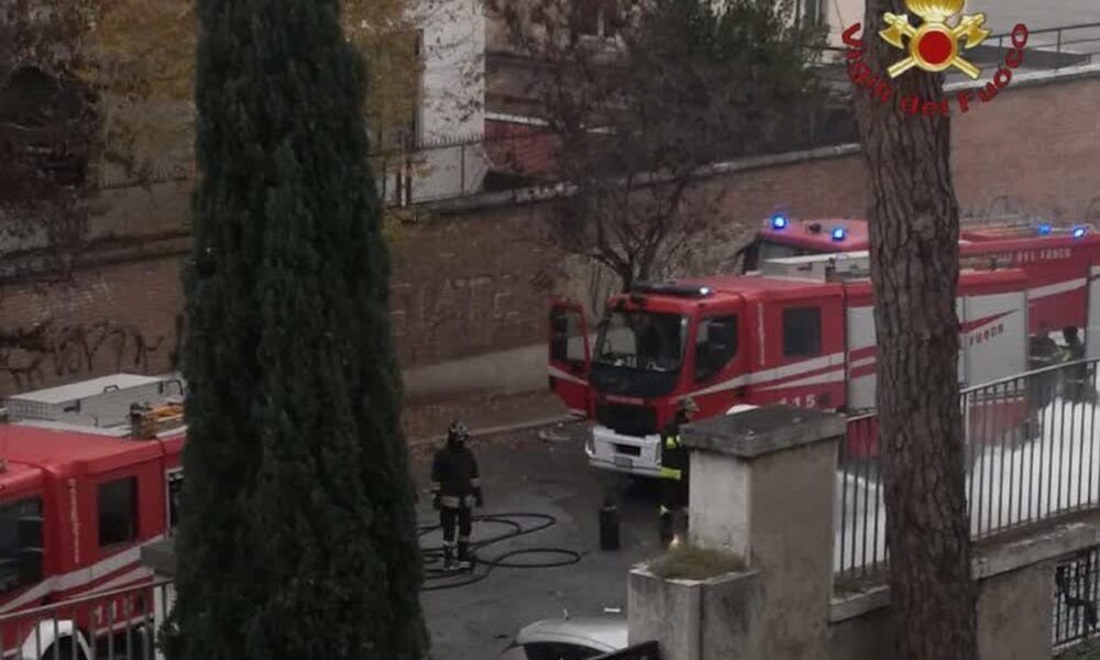 Vigili del fuoco intervenuti per l'incendio a Roma alla Bufalotta