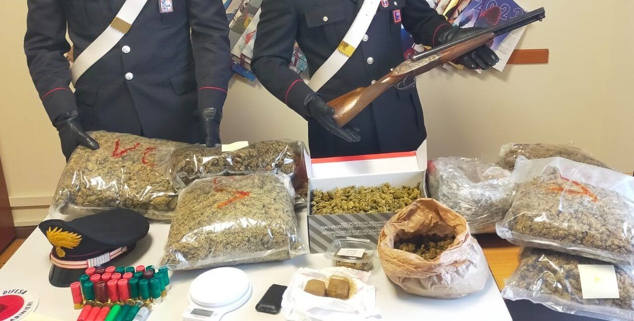 Il fucile e la droga sequestrata dai Carabinieri