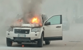 Auto in fiamme davanti alla Conad di Cisterna di Latina