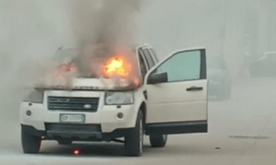 Auto in fiamme davanti alla Conad di Cisterna di Latina