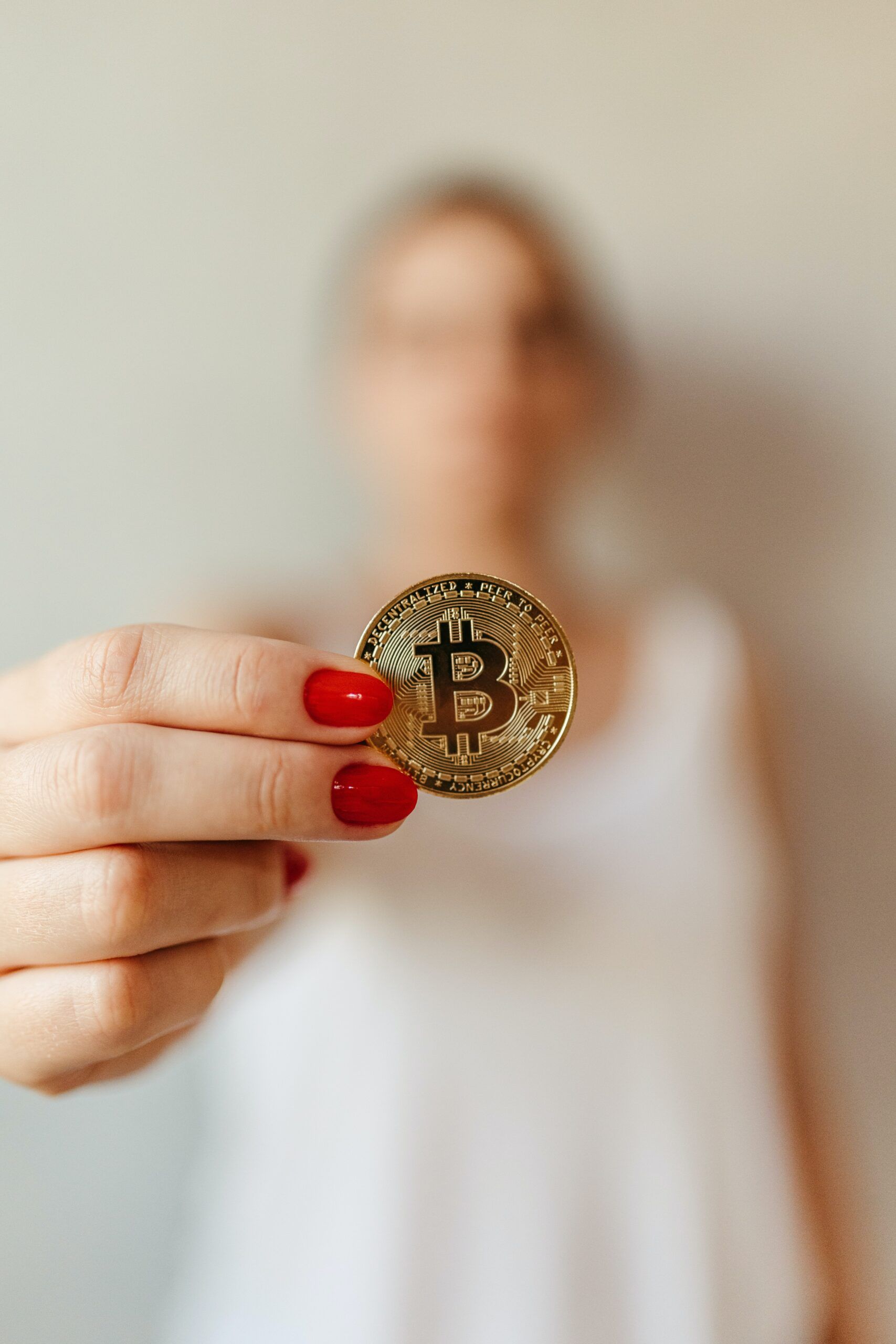 Moneta Bitcoin in una mano
