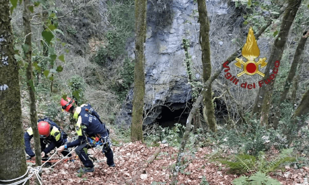 Escursionisti precipitano in un dirupo