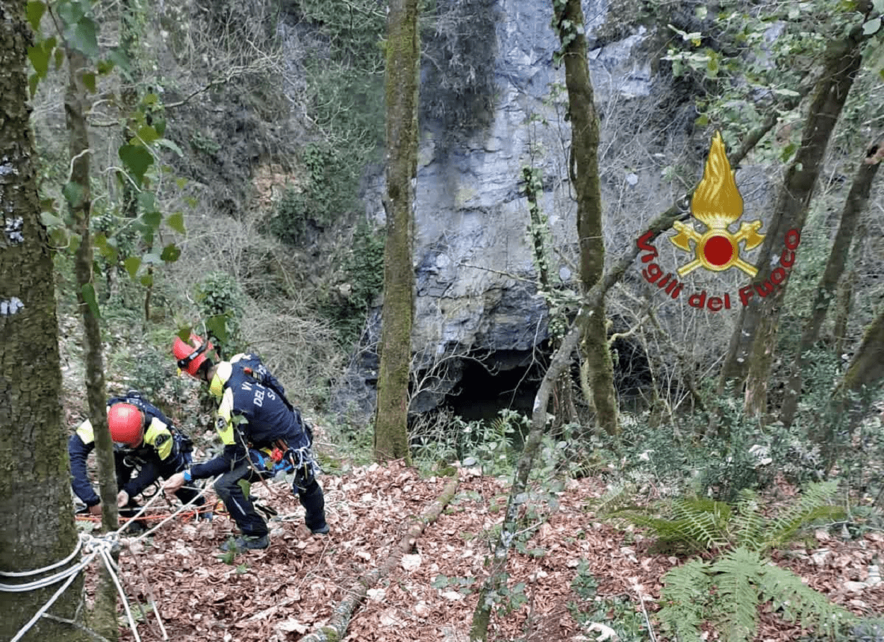 Escursionisti precipitano in un dirupo