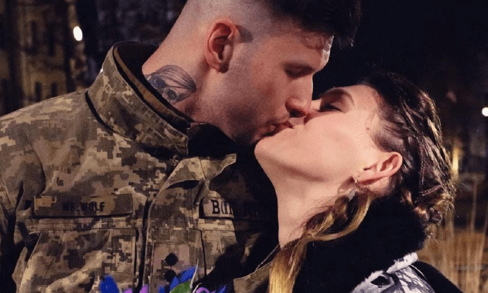 Giulia Schiff, l'ex combattente italiana, si è sposata in Ucraina con un ex soldato 29enne conosciuto nella legione straniera.