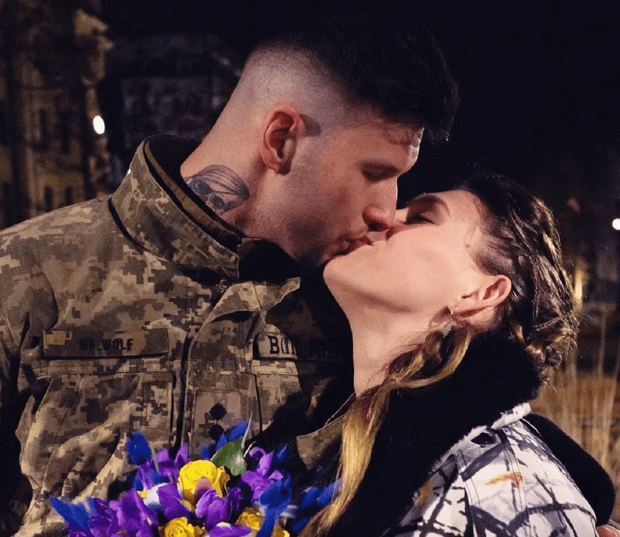 Giulia Schiff, l'ex combattente italiana, si è sposata in Ucraina con un ex soldato 29enne conosciuto nella legione straniera.