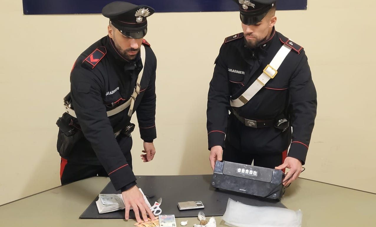 I Carabinieri con la droga sequestrata a Pomezia