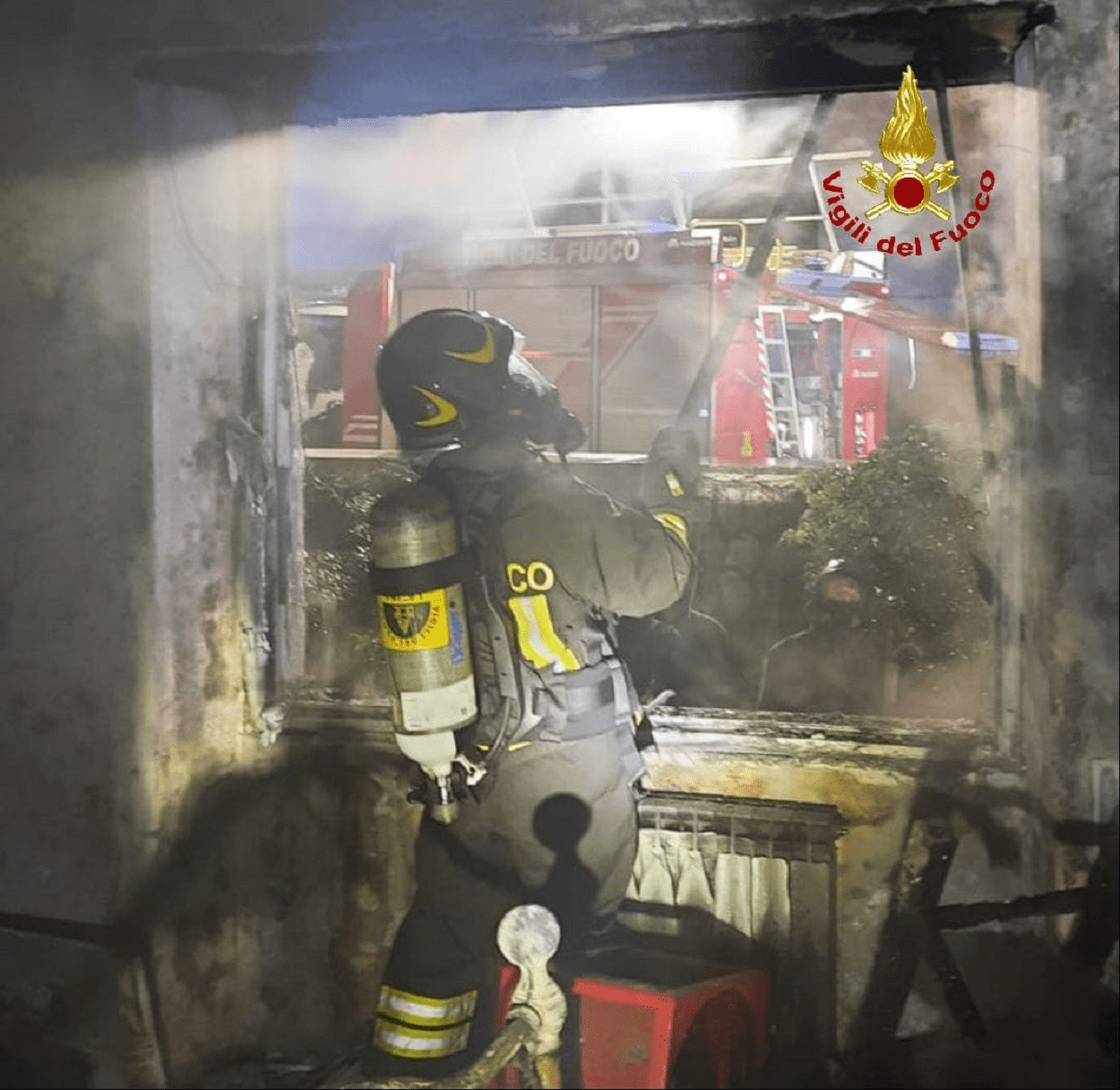 Incendio a Formia, vigili del fuoco a lavoro