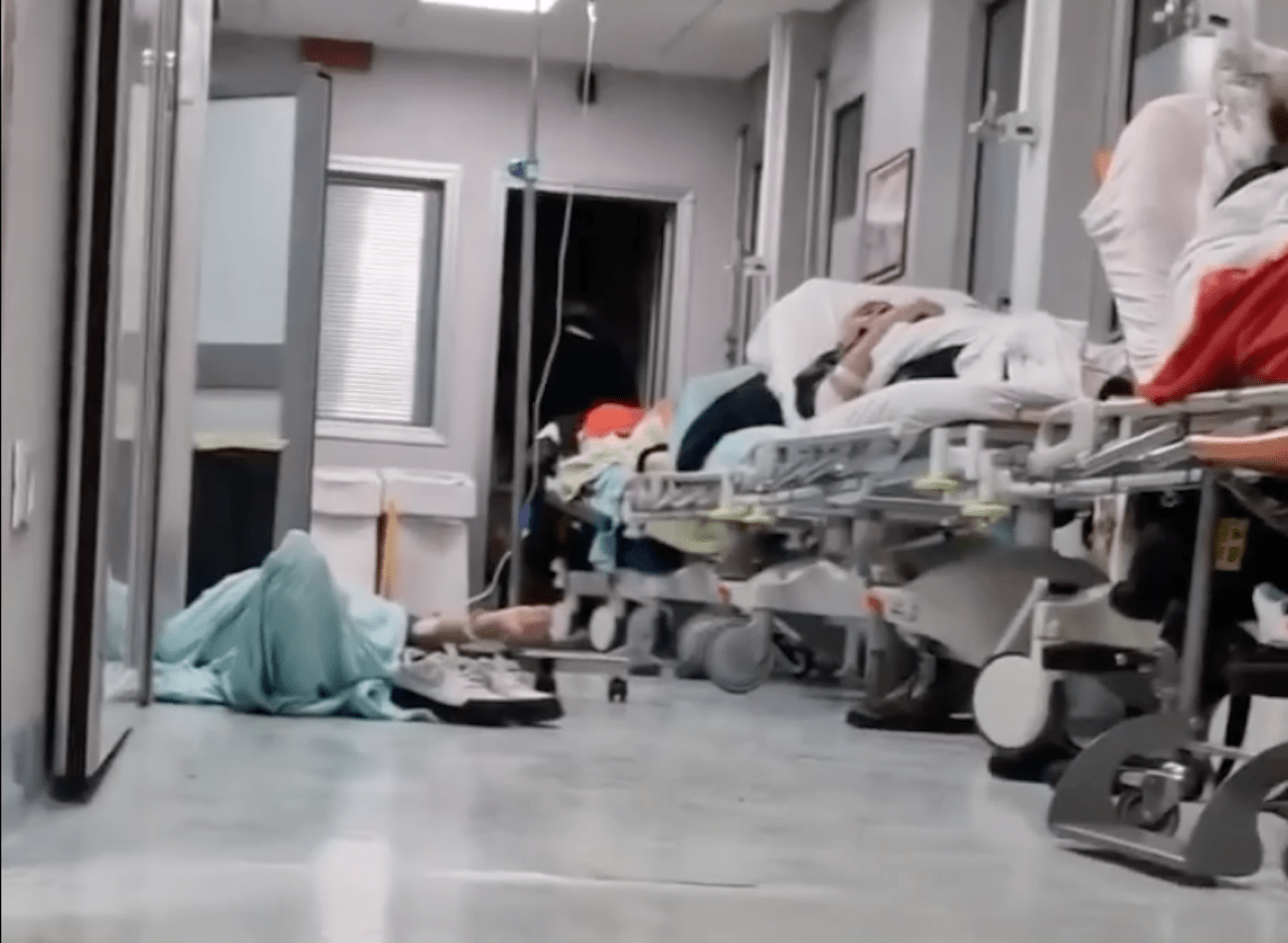 Roma, mancano letti e barelle: malati per terra al pronto soccorso (VIDEO)