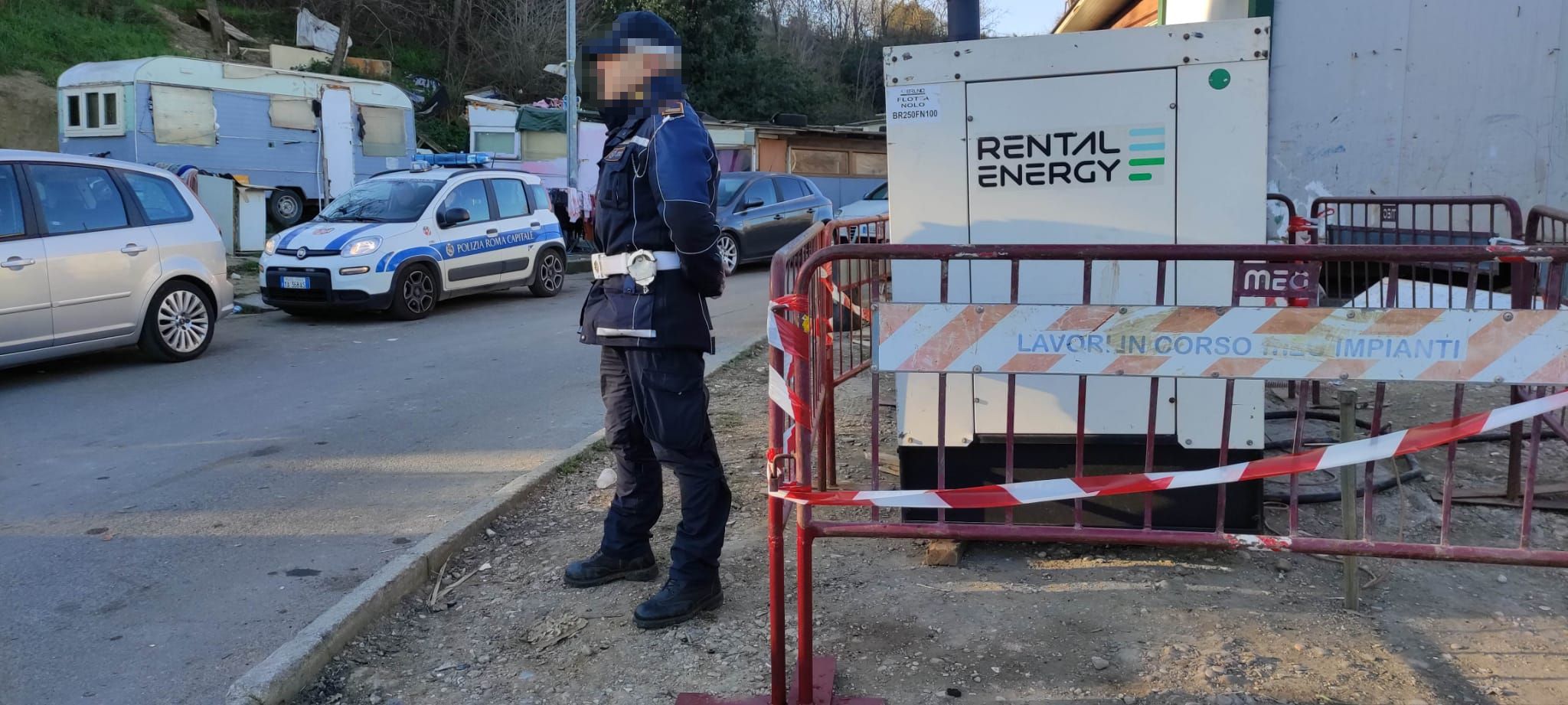 Polizia Locale Roma Capitale in presidio al campo rom di Via Candoni