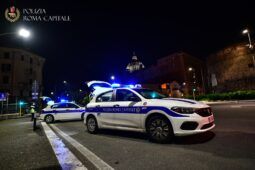 vigili inseguono ladro in centro