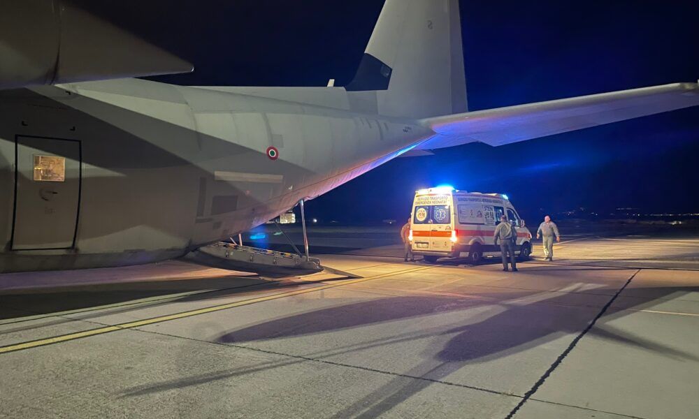 Il volo d'urgenza dell'Aeronautica Militare da Reggio Calabria a Ciampino per un neonato di appena tre giorni in pericolo di vita.
