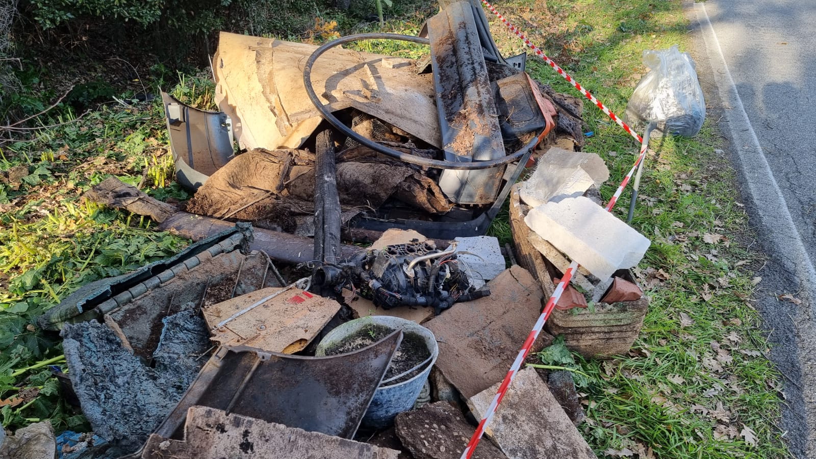 Volontari in azione a Campo Ascolano per pulire la pista ciclabile di Via Arno