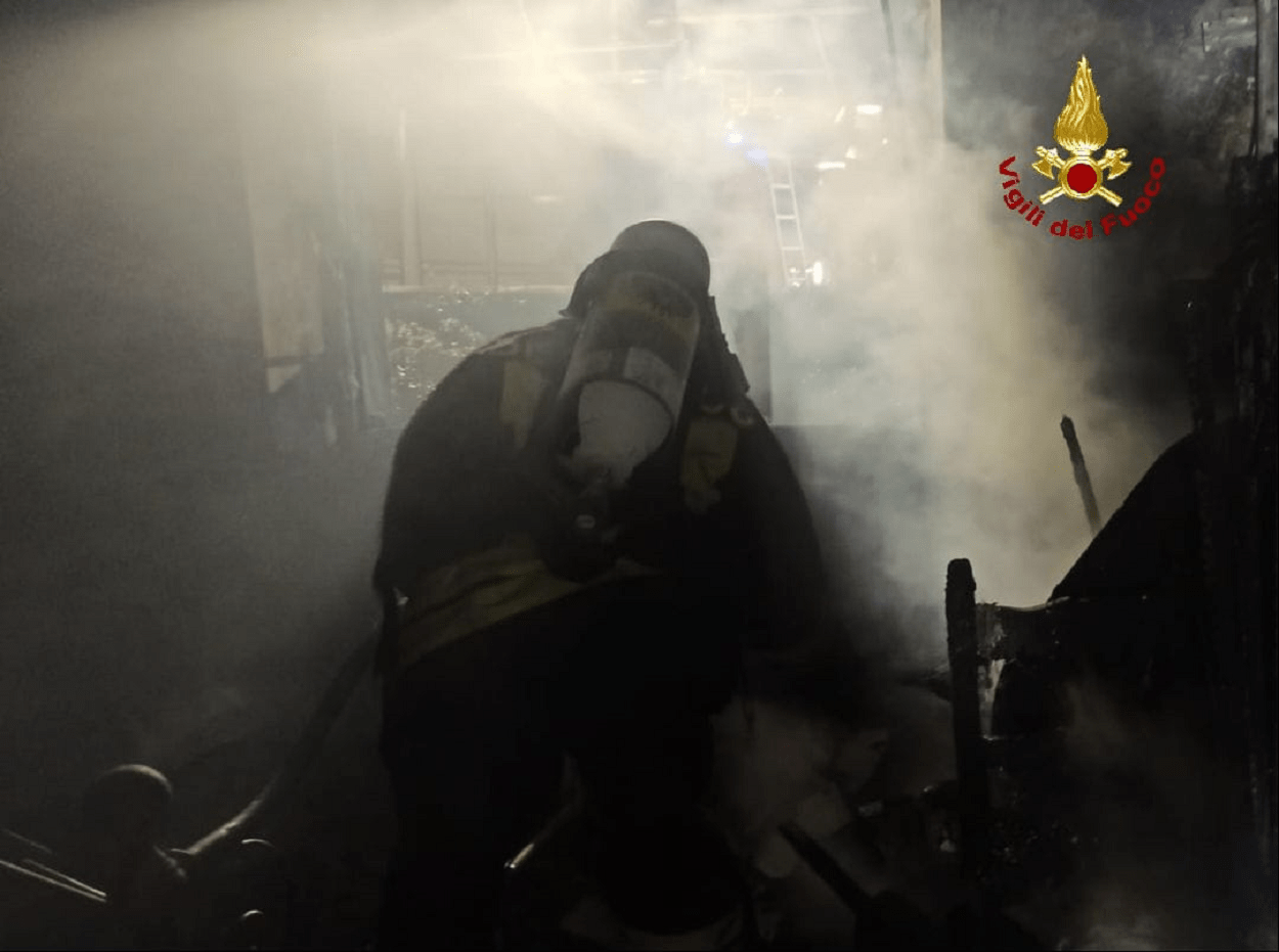 Vigili del fuoco a lavoro-incendio Formia