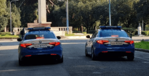 Prova a rubare un motorino parcheggiato in strada, poi aggredisce con una spranga di ferro proprietario e infine si scaglia contro la polizia