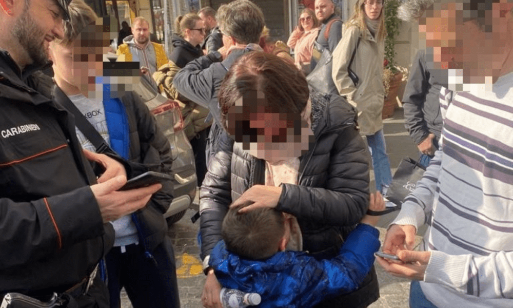 Roma, bimbo di 4 anni si perde e si ritrova solo a Piazza Vittorio: “Ha aperto la porta ed è uscito di casa”