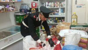 Roma, Carabinieri a Tor Bella Monaca chiudono negozio per carenze igienico sanitarie