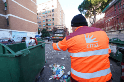 Furti di carburante in Ama: stando alle indagini della Procura sarebbero circa 22mila i dipendenti "furbetti"