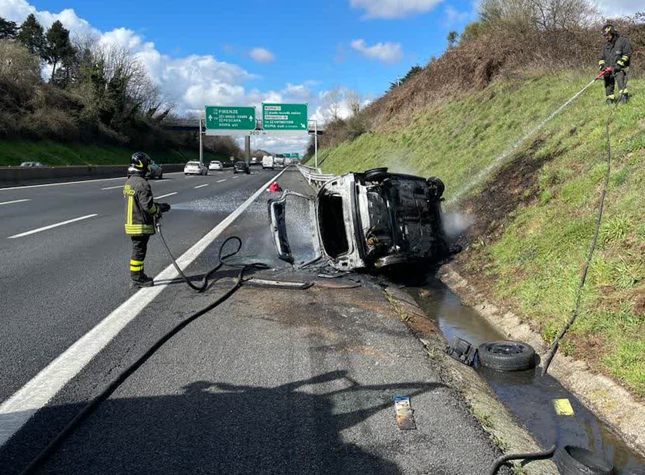 incidente A1, auto prende fuoco